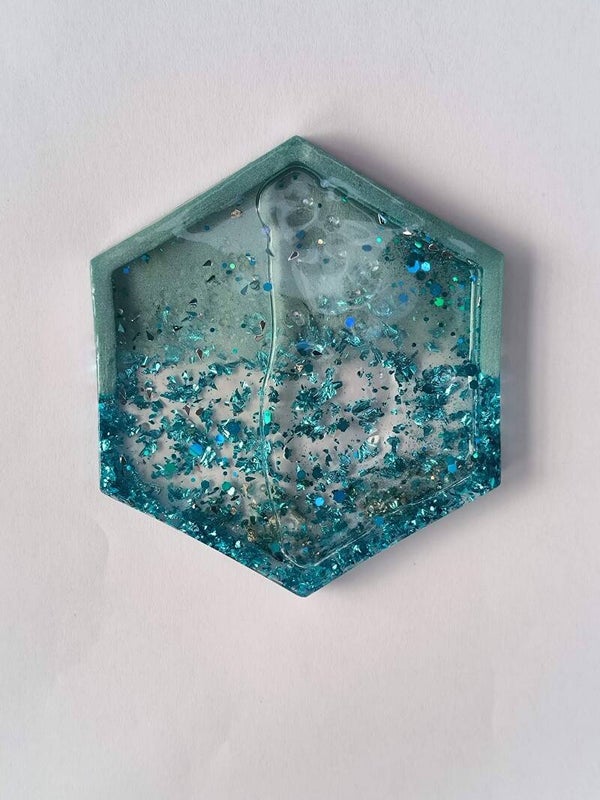 Hexagon Schale „Aqua Motion“ – Blaues Tablett mit fließendem Glitter-Effekt