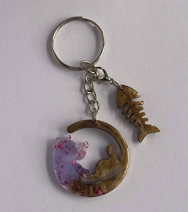 Schlüsselanhänger „Katze im Mond“ mit Fischgräten-Charm
