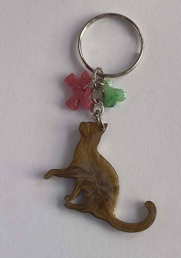 Resin Schlüsselanhänger „Katze“ mit kleinen Herz-Charms