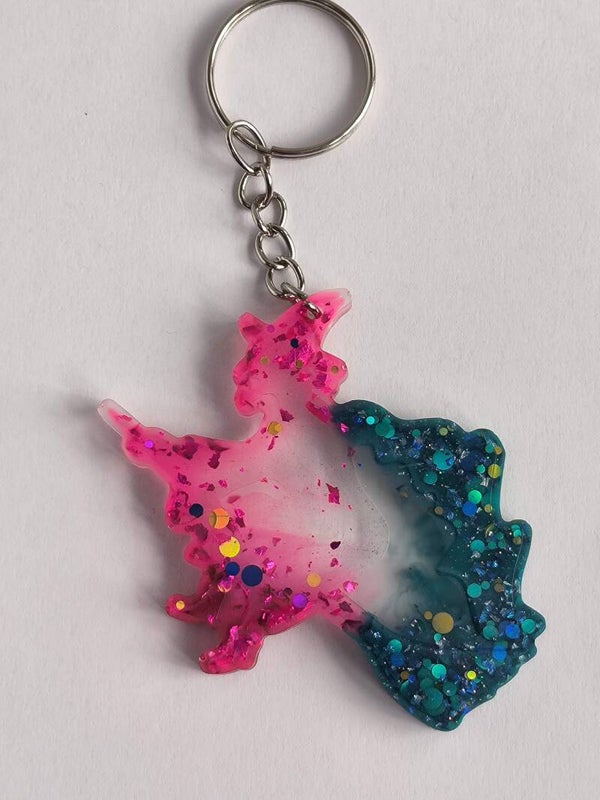 Resin Schlüsselanhänger „Hexenflug“ – Blauer Umhang