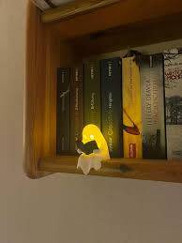 Fantôme lumineux de lecture comme veilleuse