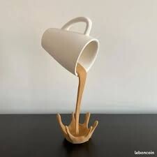 Sculpture Tasse de Café Suspendue