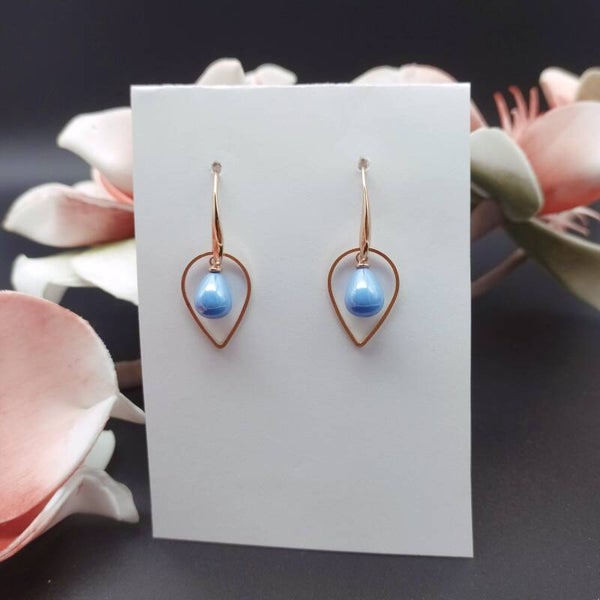 Boucles d'oreilles pendantes Lueur du ciel Perle de verre bleu nacré Plaqué or 18 K