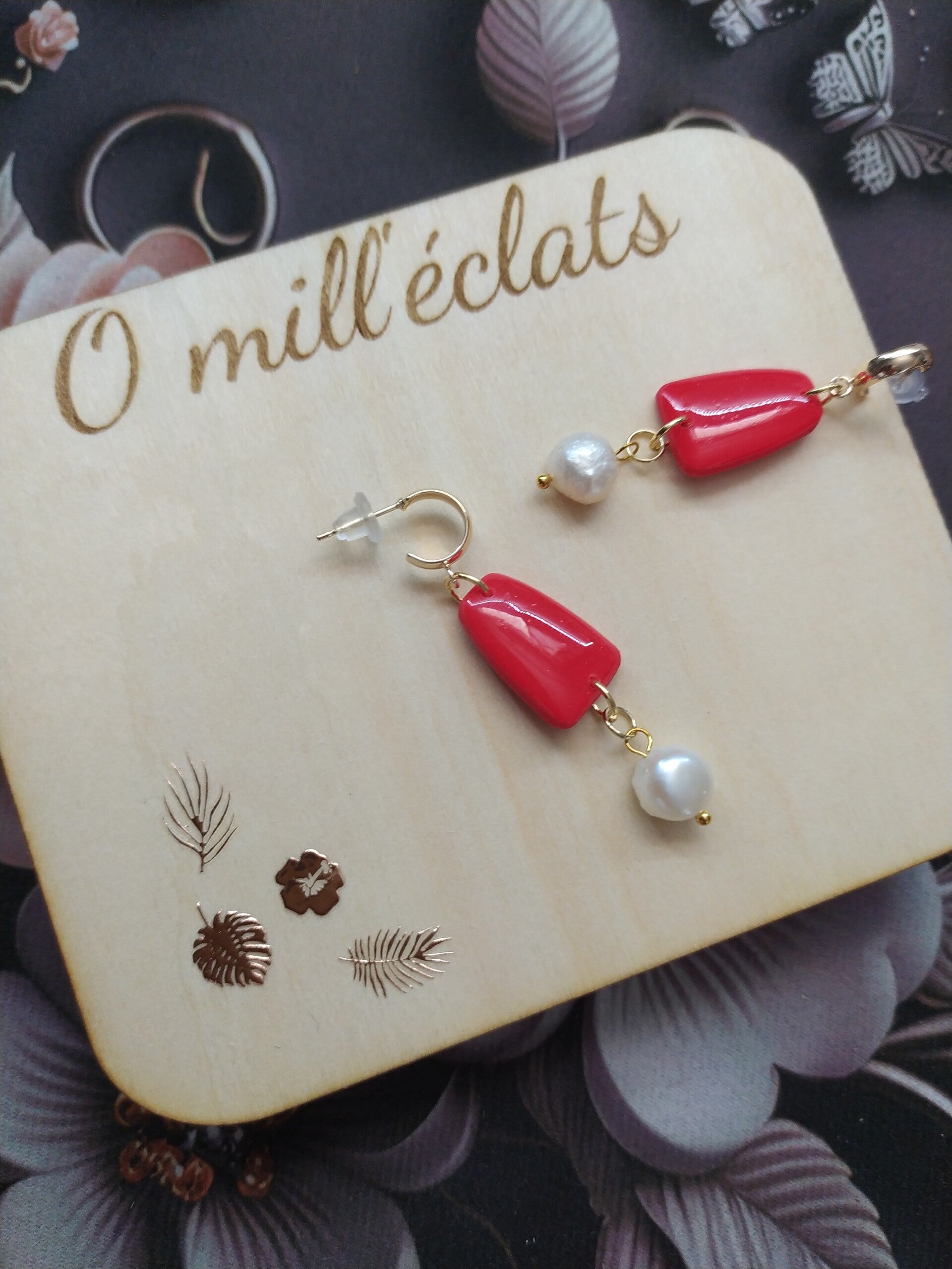 Boucles d'oreilles pendantes Lueur écarlate Argile polymère pro rouge Plaqué or 18k Perle d'eau douce