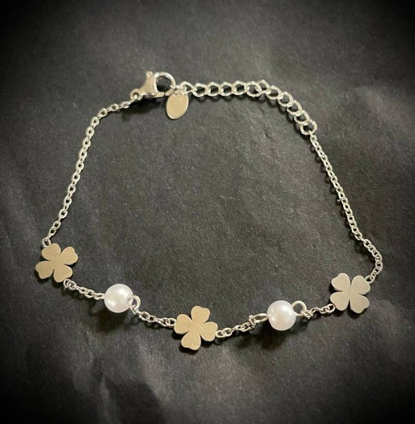 Armband klaver en parel zilver kleur