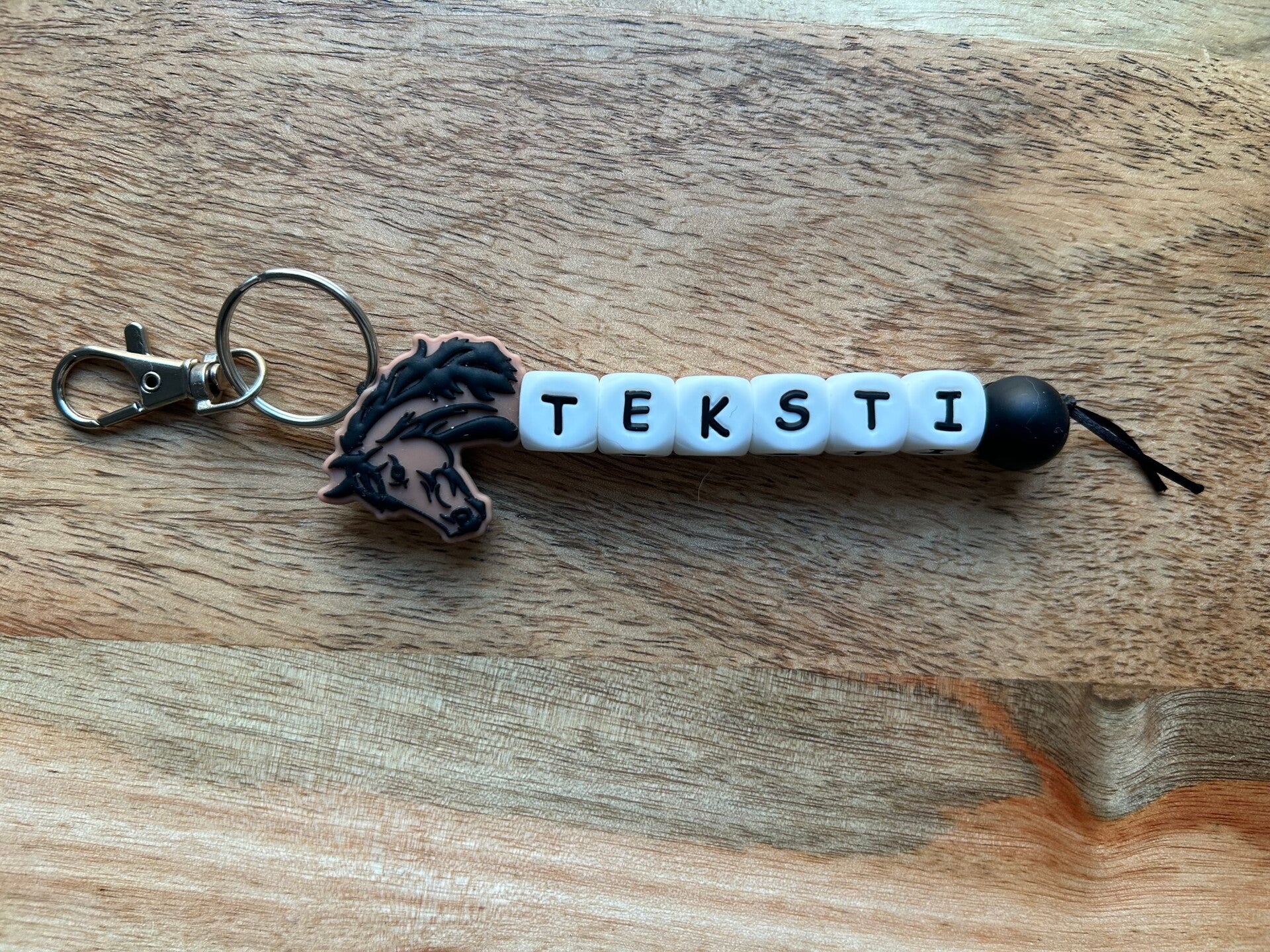 Avaimenperä tekstillä, hevonen