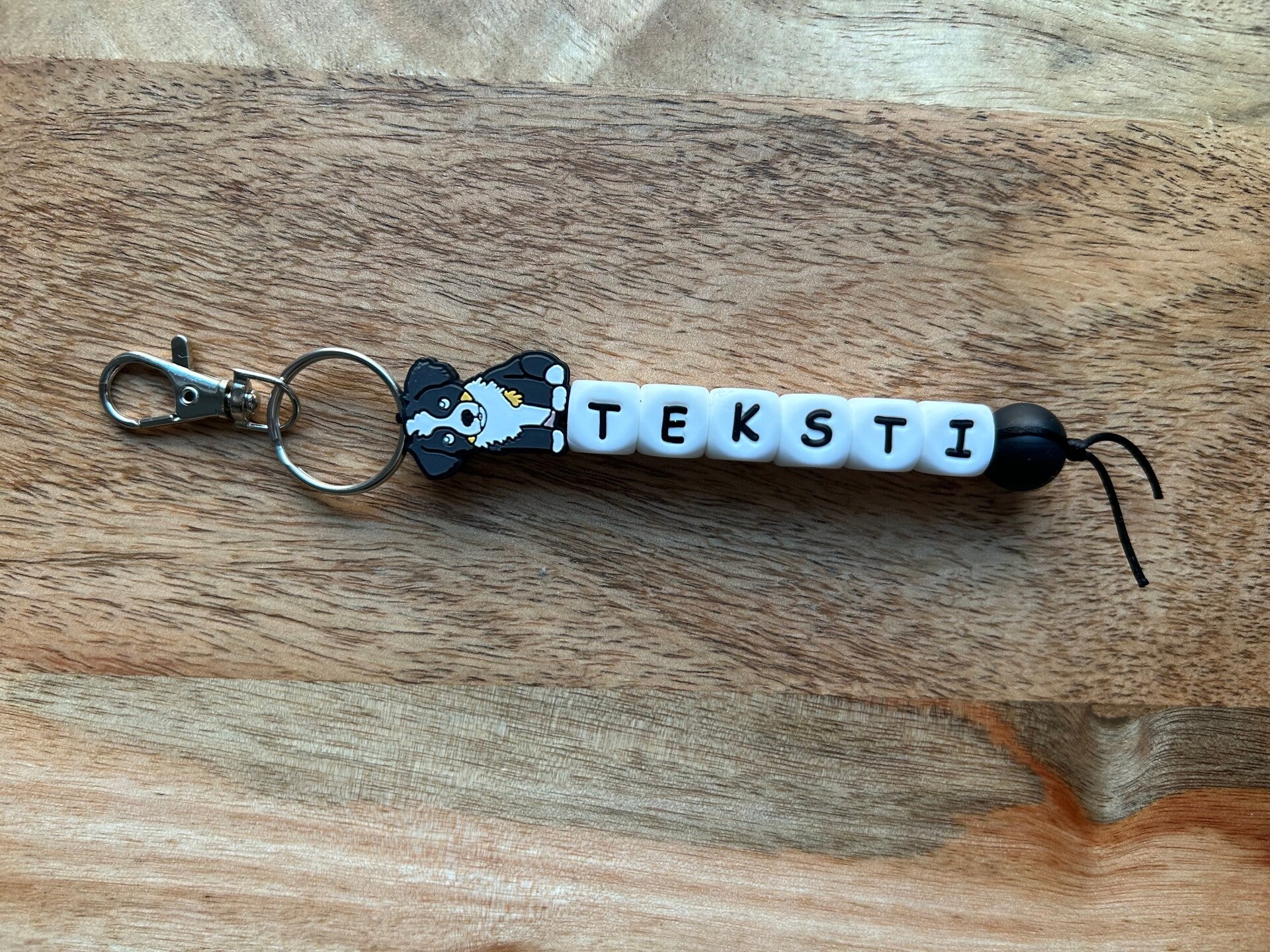 Avaimenperä tekstillä, koira