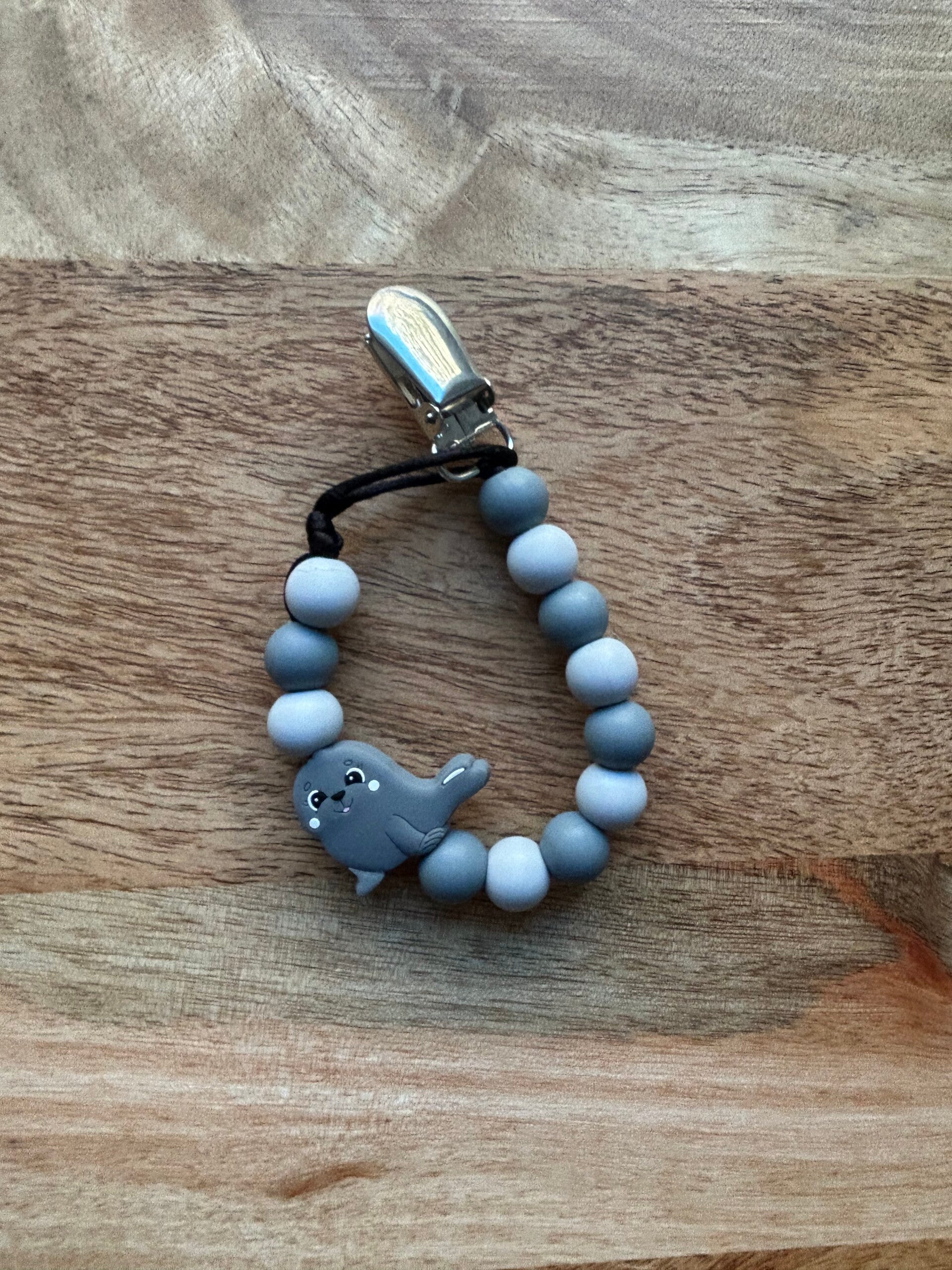 Tuttinauha, hylje, tummanharmaa