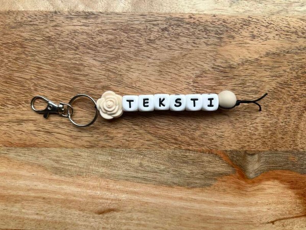 Avaimenperä tekstillä, beige ruusu