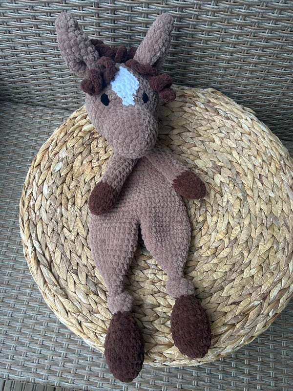 Virkattu hevonen, riepu, ruskea