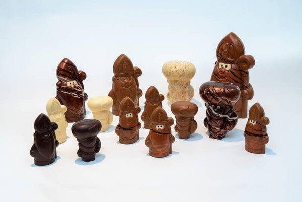 Holgoed Sint & Piet , diverse figuurtjes decoratief versierd.