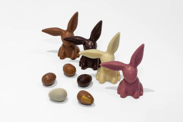 Paashaasje met assortiment 5 kleine gevulde eitjes.