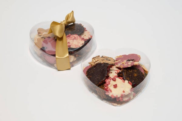 Hartvormig doosje gevuld met chocoladeplakjes