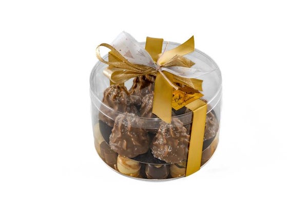 Feestelijk verpakte doos gevuld met pralines en kerstboompjes