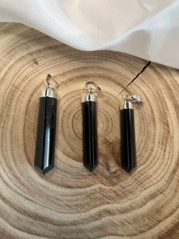 Schwarzer Turmalin mit Silberpappe