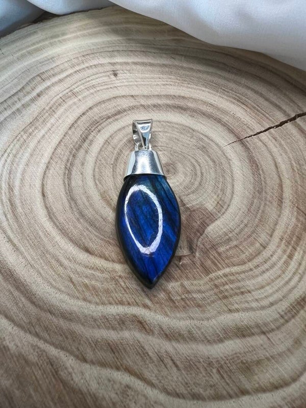 Labradorit – Tropfenform mit Silberkappe