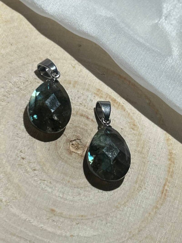 Labradorit-Tropfen facettiert