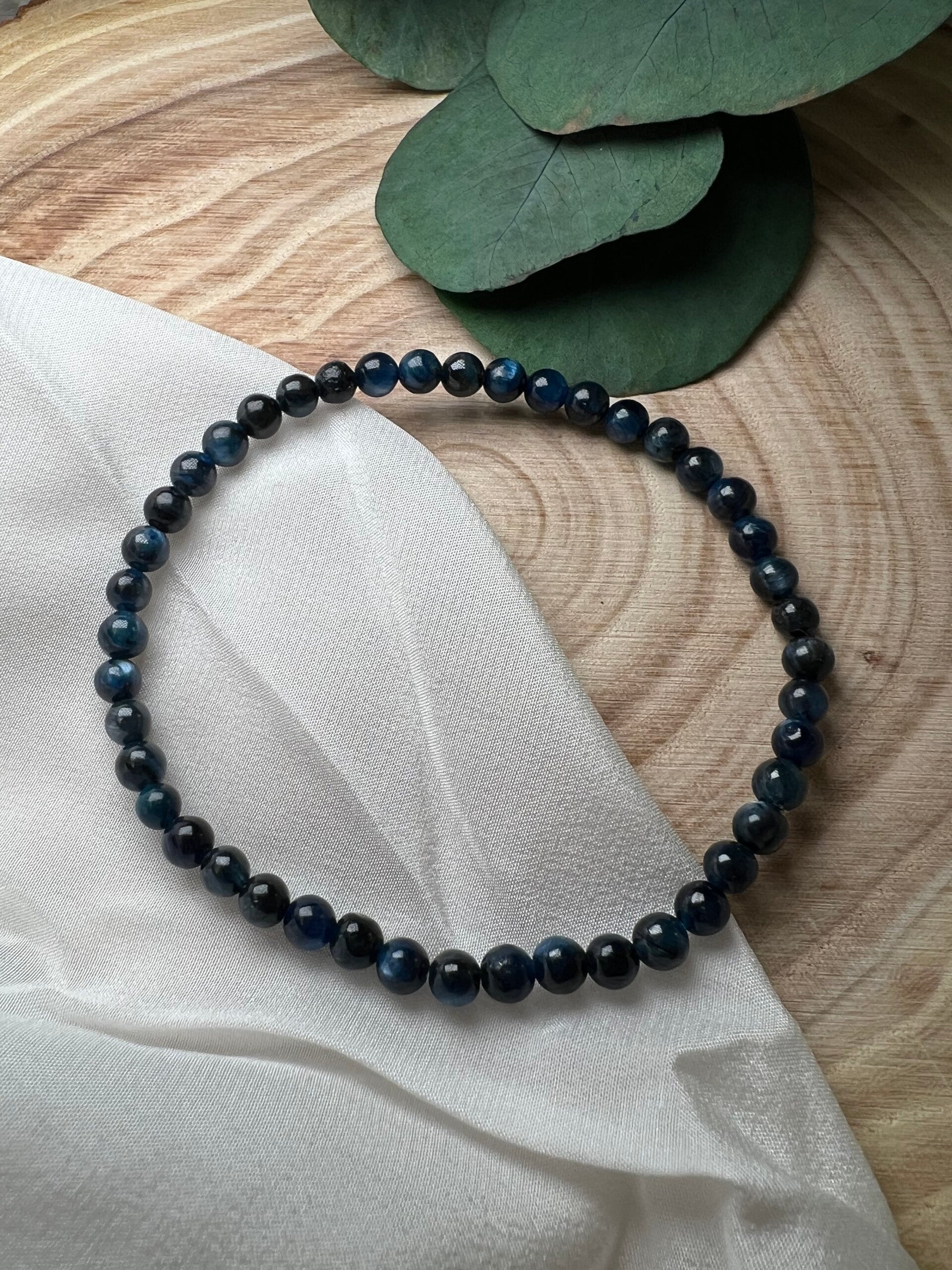 Dunkelblauer Kyanit · 4 mm