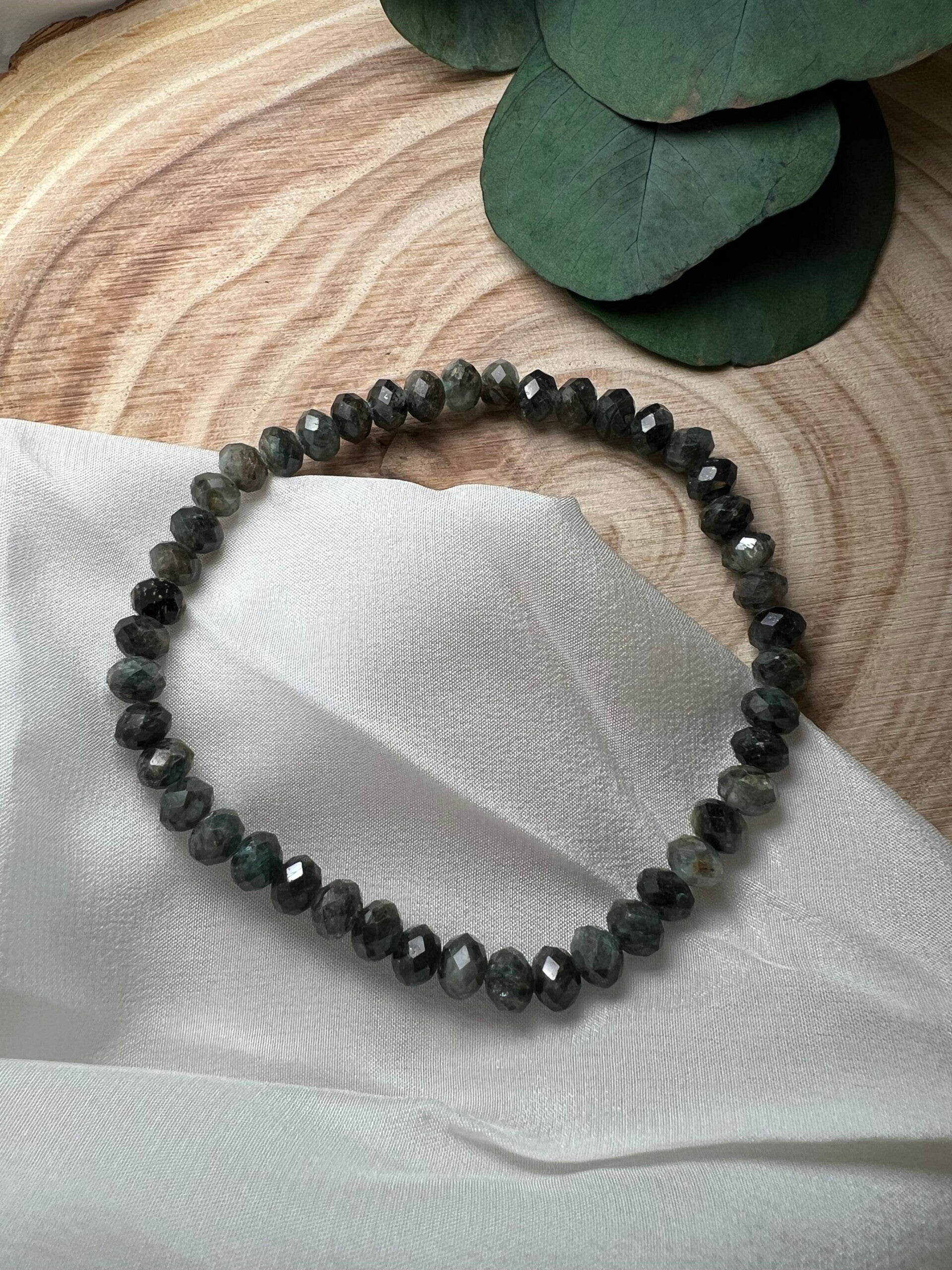 Grüner Turmalin · Button-Form · 5 mm fac.