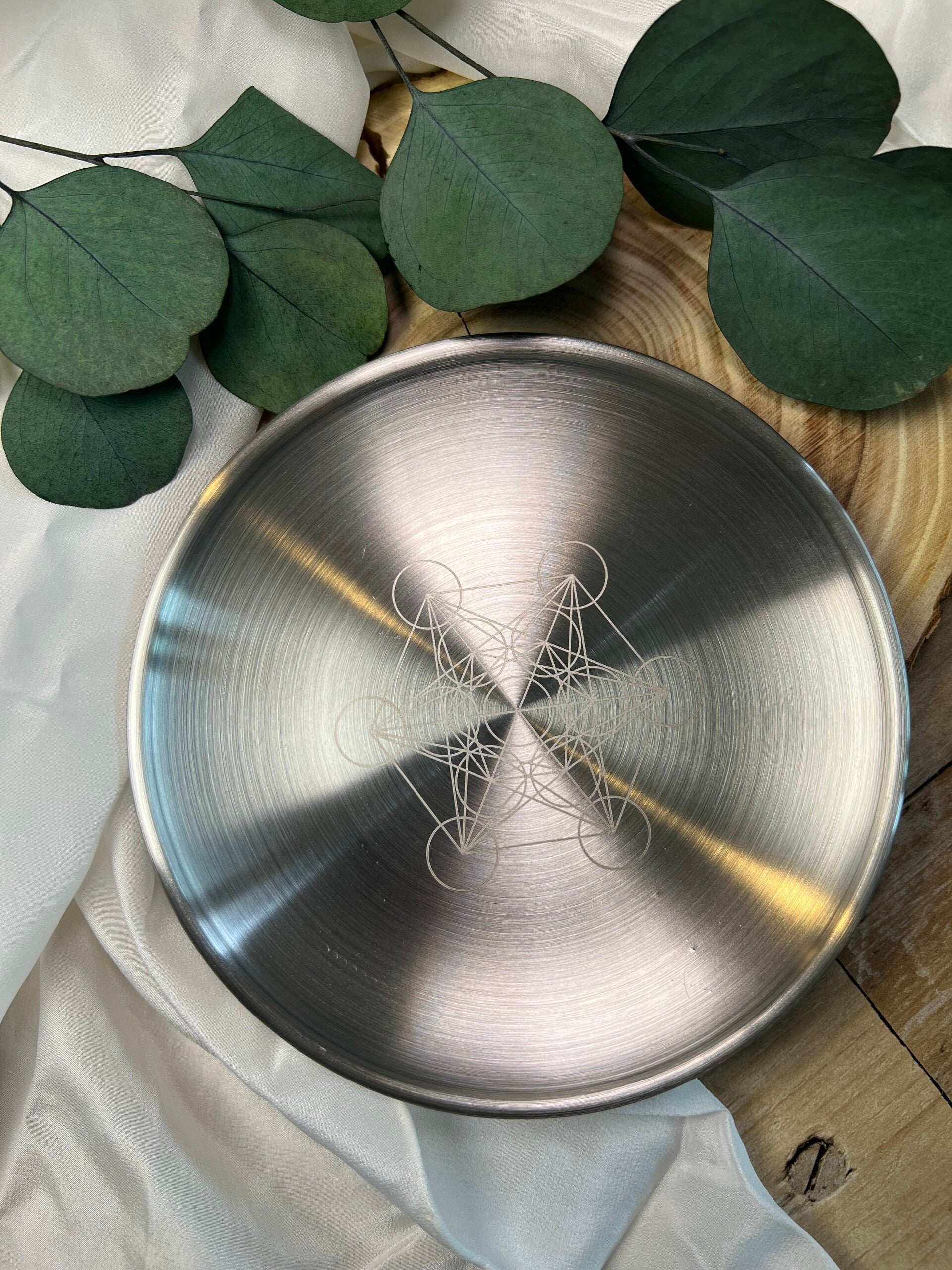 Silberne Metallschale mit geometrischem Sternsymbol