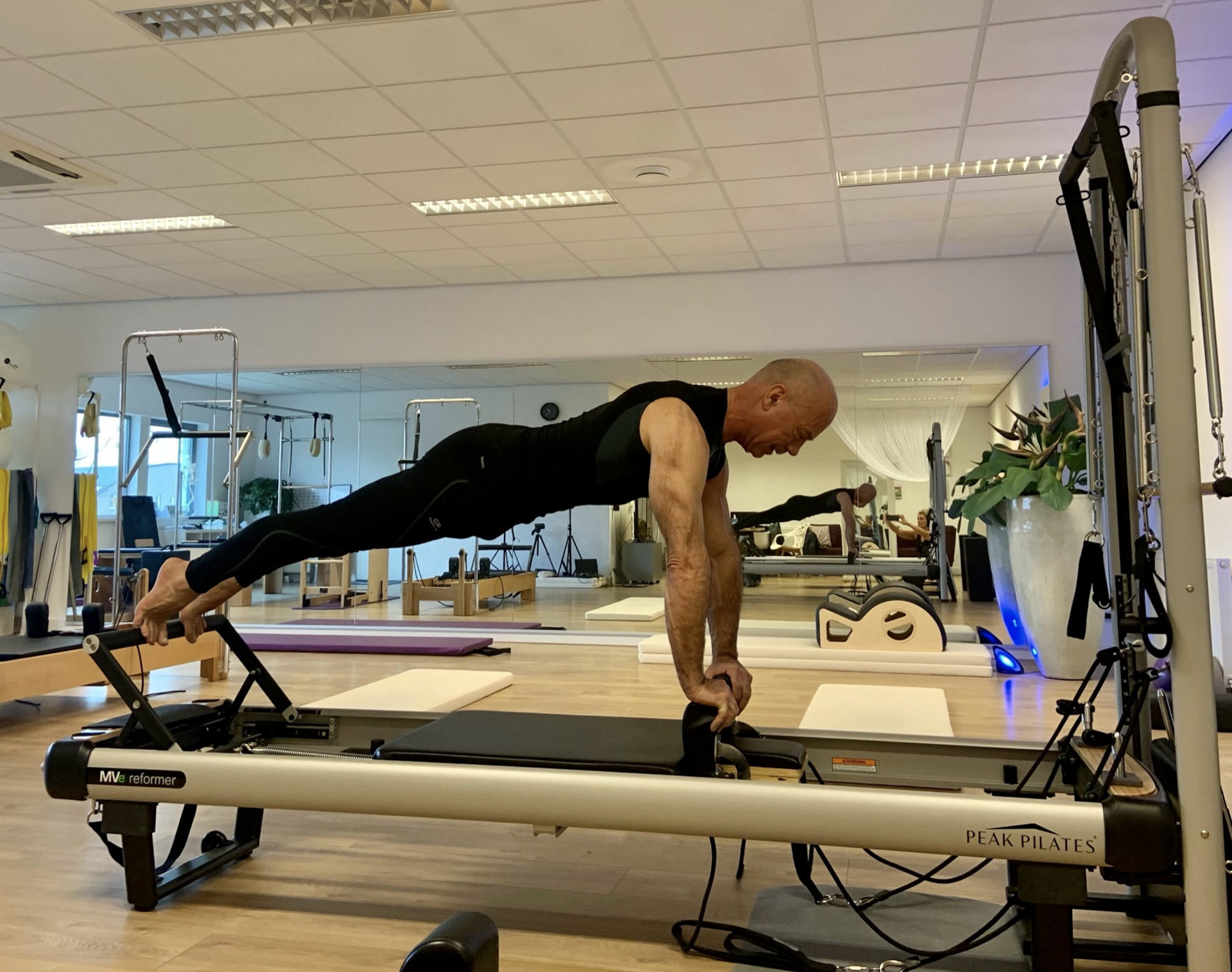 mannnenpilates gegeven door een man