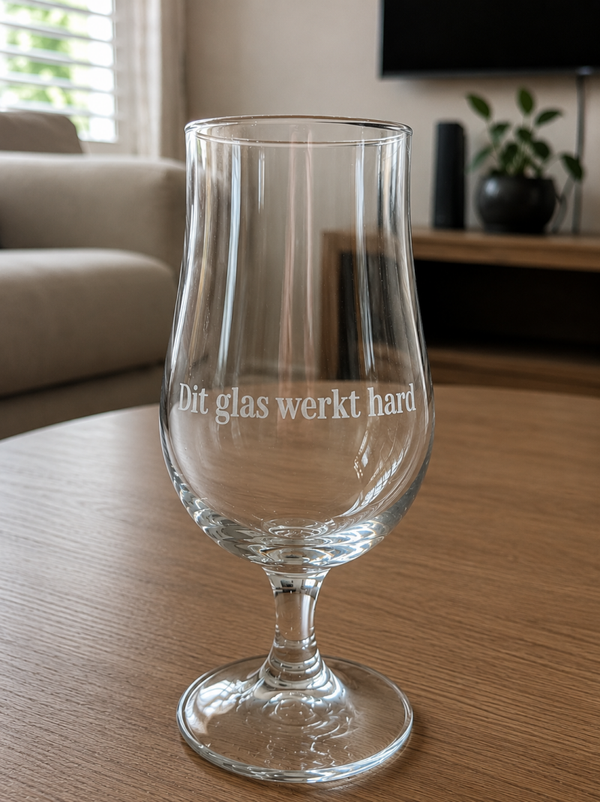 Gegraveerd Bierglas "Dit glas werkt hard"