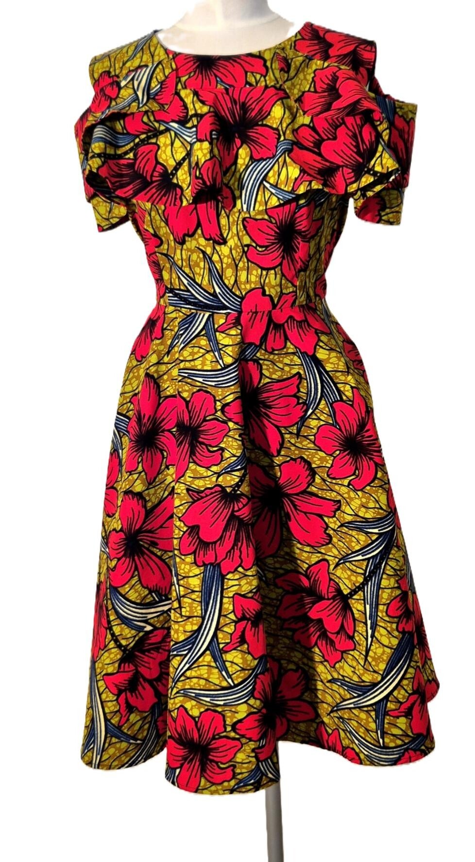 Elegant dress met cut-out sleeve