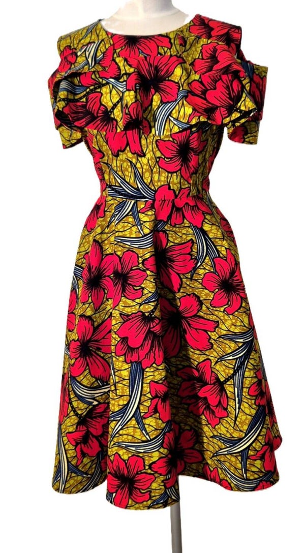 Elegant dress met cut-out sleeve