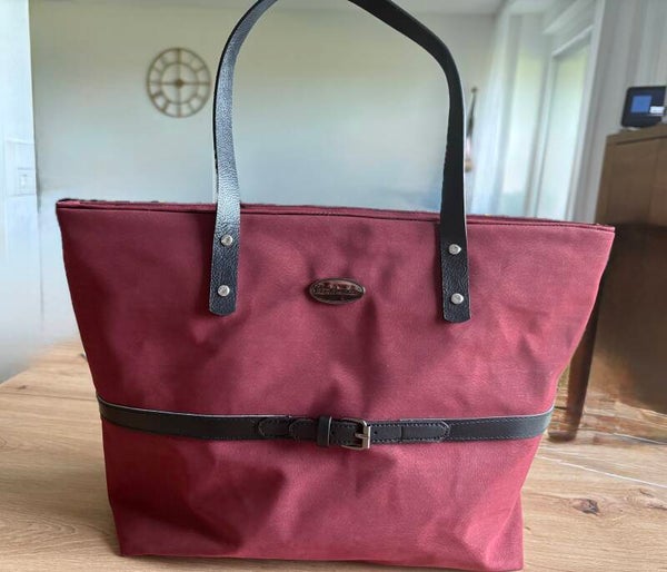 Elegante Tasche in der modischen Farbe Bordeaux