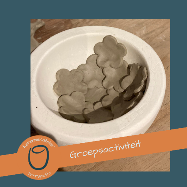 Groepsactiviteit set van 3 schalen maken in mallen.