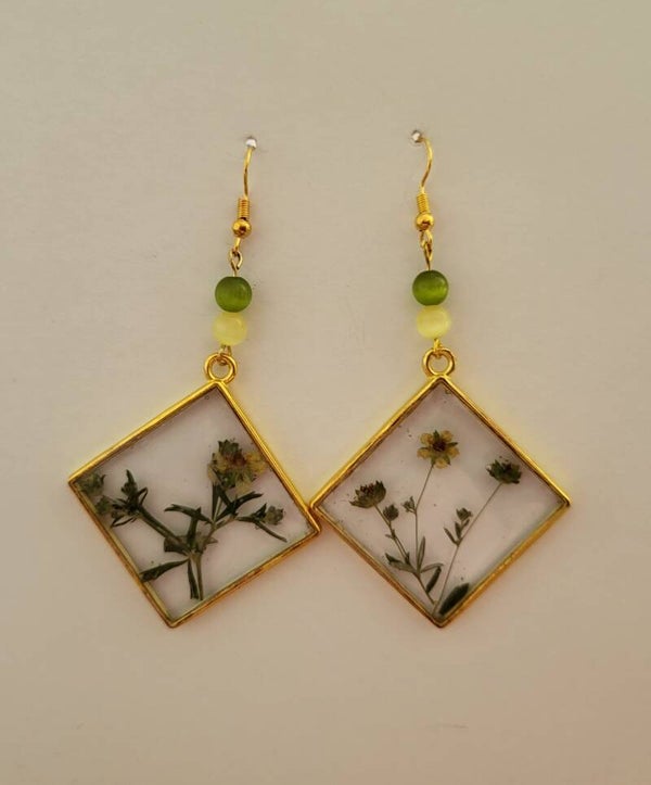 Losange couleur or avec perles et petites fleurs