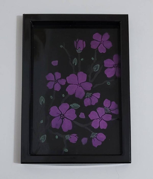 Cabaret noir avec fleurs roses