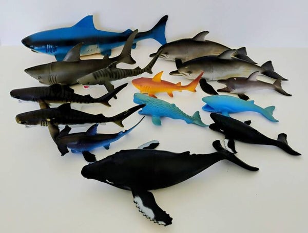 Figurines de requins et de baleines