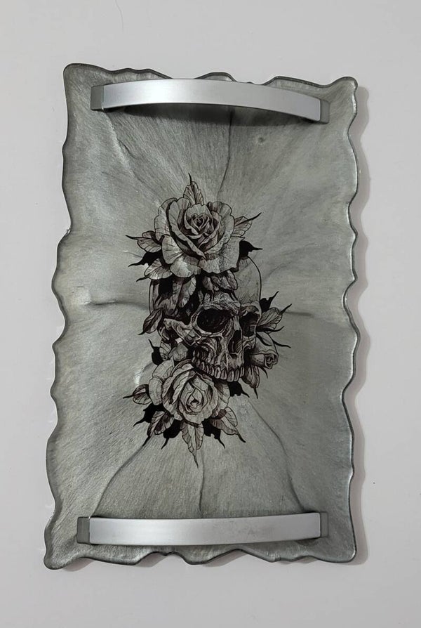 Plateau argent avec fleurs et crane