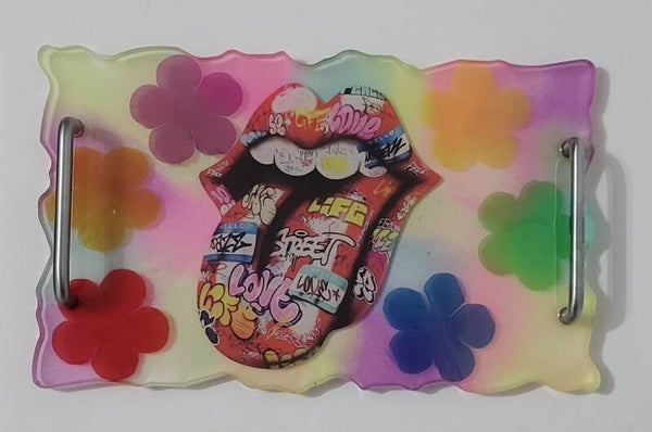 Plateau fluo avec fleurs et langue