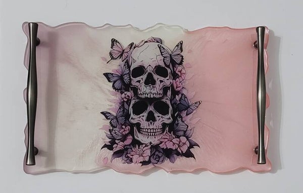 Plateau rose et blanc avec fleurs et cranes