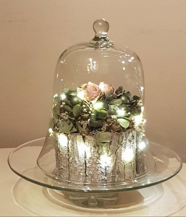 Grote glazen stolp met kersttaartje