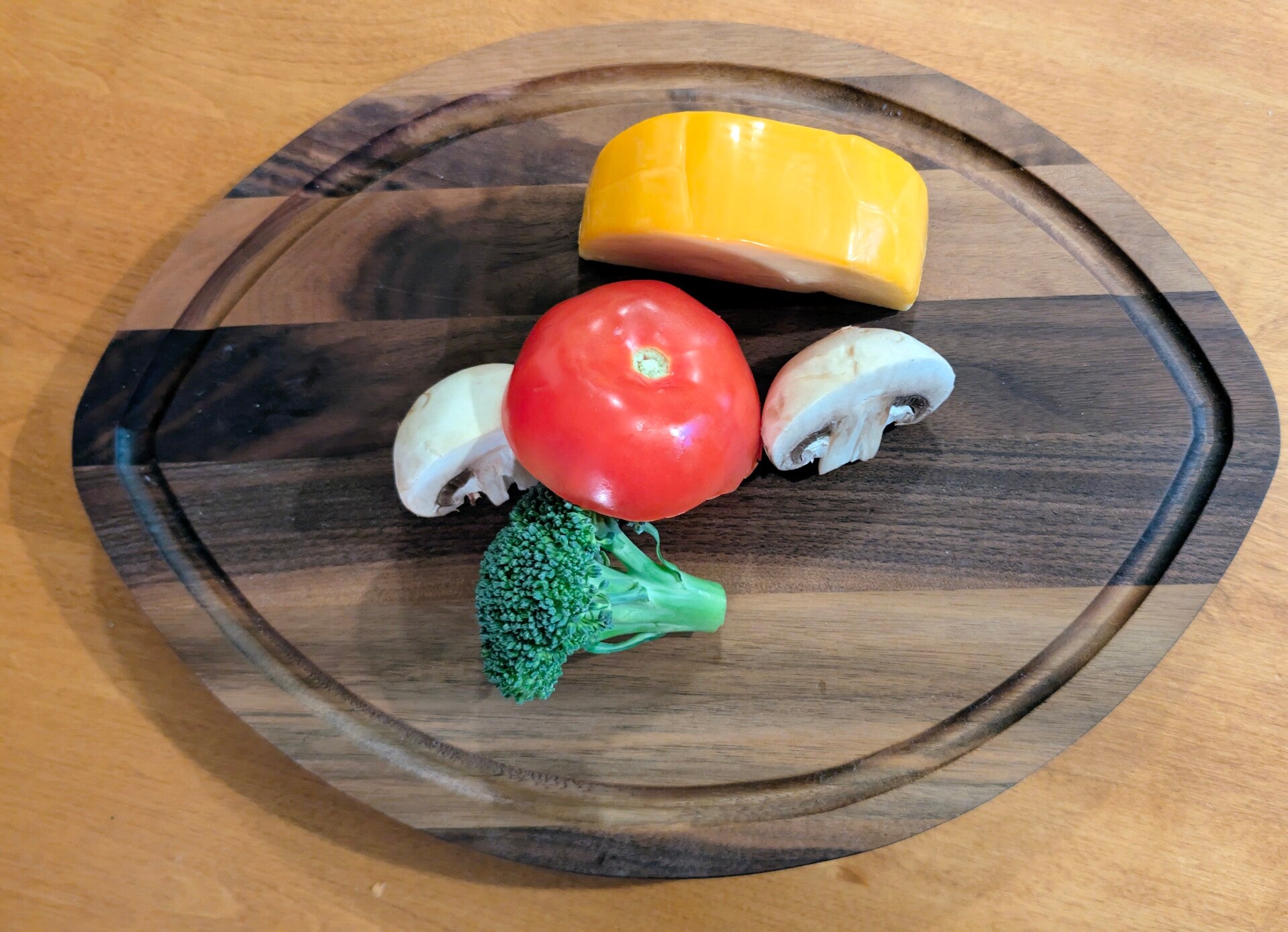 Planche à découpée en forme de ballon de football Canadien