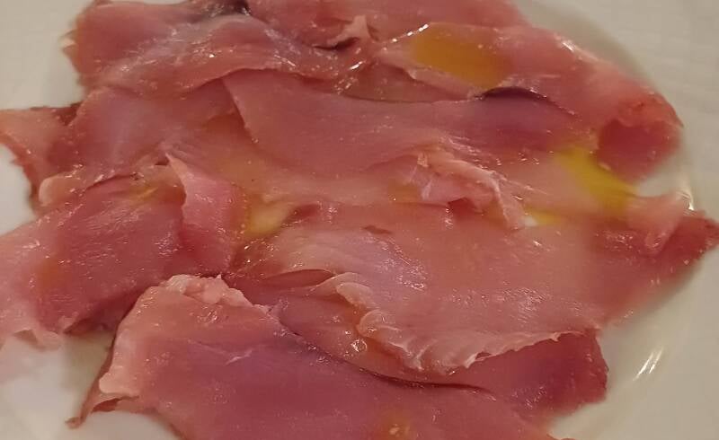 la bontà del tonno crudo alle maldive