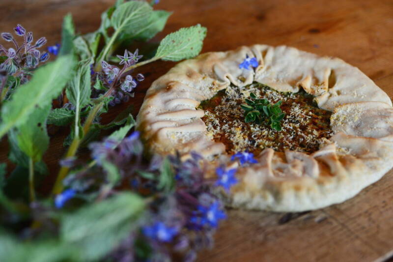 torte di verdura con erbe di campo