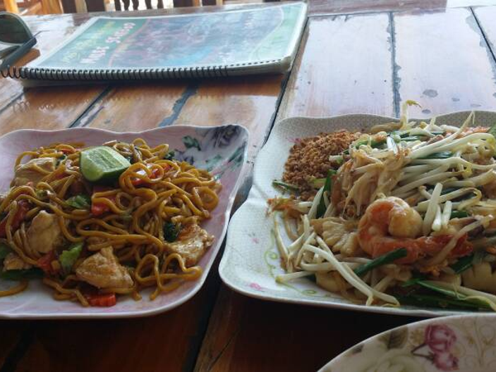 rilassarsi in spiaggia mangiando un delizioso pad thai