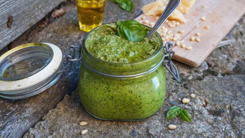 la salsa di basilico profumatissima : il pesto genovese