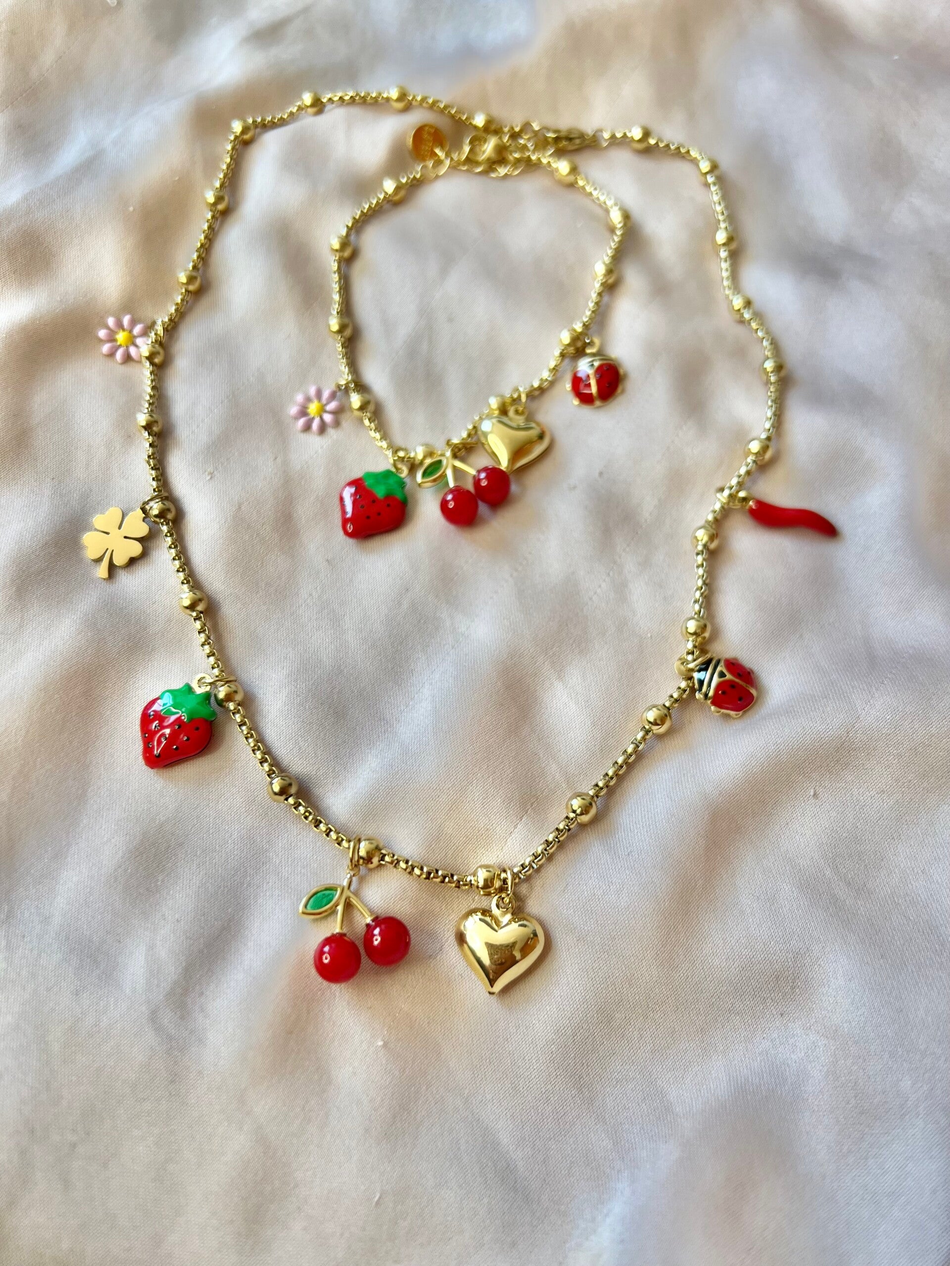 Parure bibelots cerise