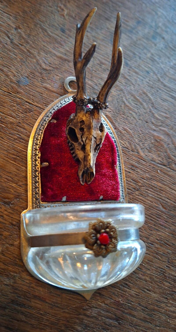 Wijwaterbakje Deerskull