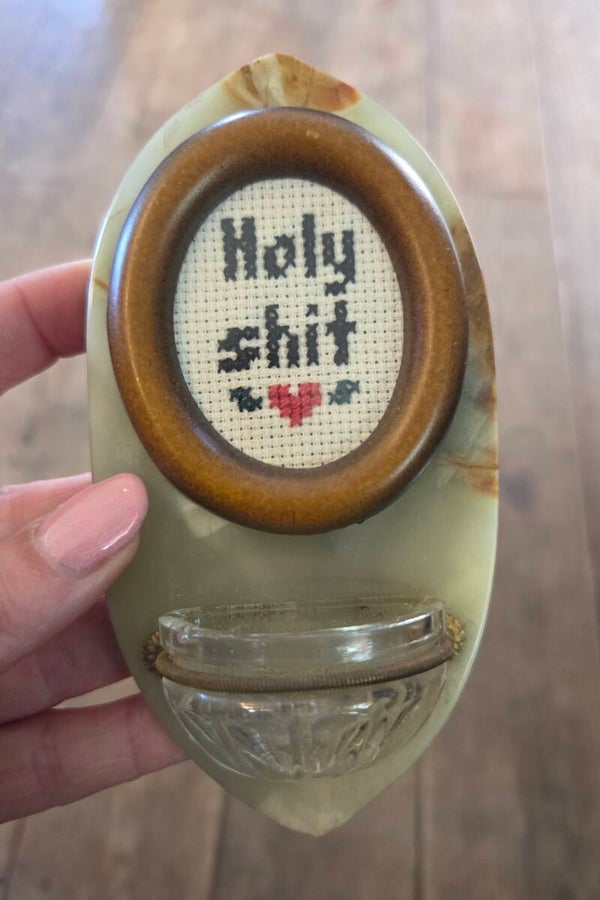 Holy shit- Wijwaterbakje