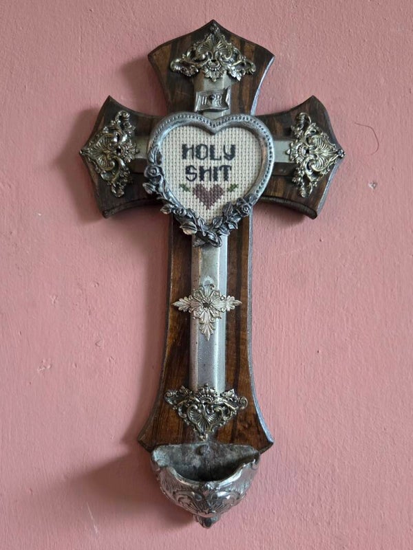 Holy shit- Wijwaterbakje