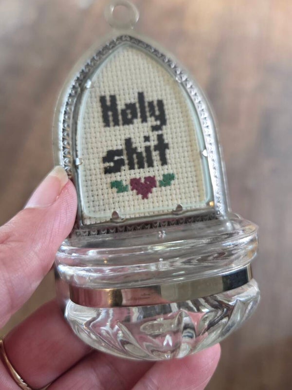 Holy shit- Wijwaterbakje