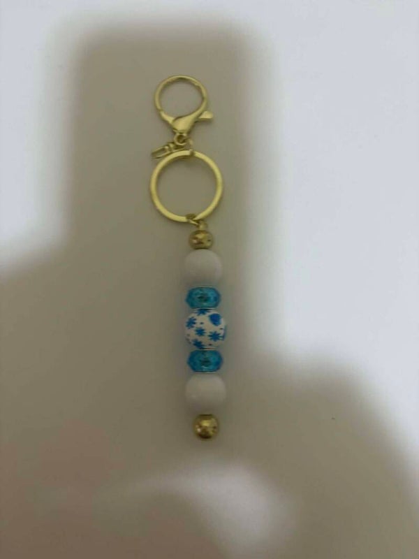 Small Gold-Colored Keychain with Blue Beads & Flower Charm – Cute Accent