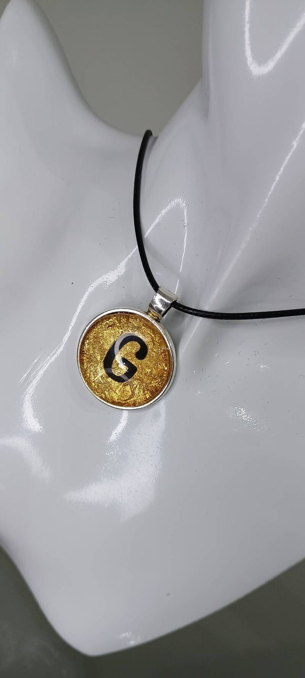 PORTE-CLE ou COLLIER MEDAILLON REFLETS D'OR 24 CARATS AVEC LETTRE NOIRE