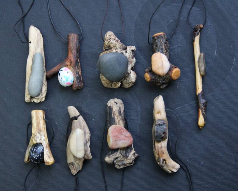 hangertje hanger sieraad steen steenje koort alternatief organisch natuurlijk puur driftwood eclectisch eigen duurzaam spiritueel gevoel authentiek persoonlijk waarde